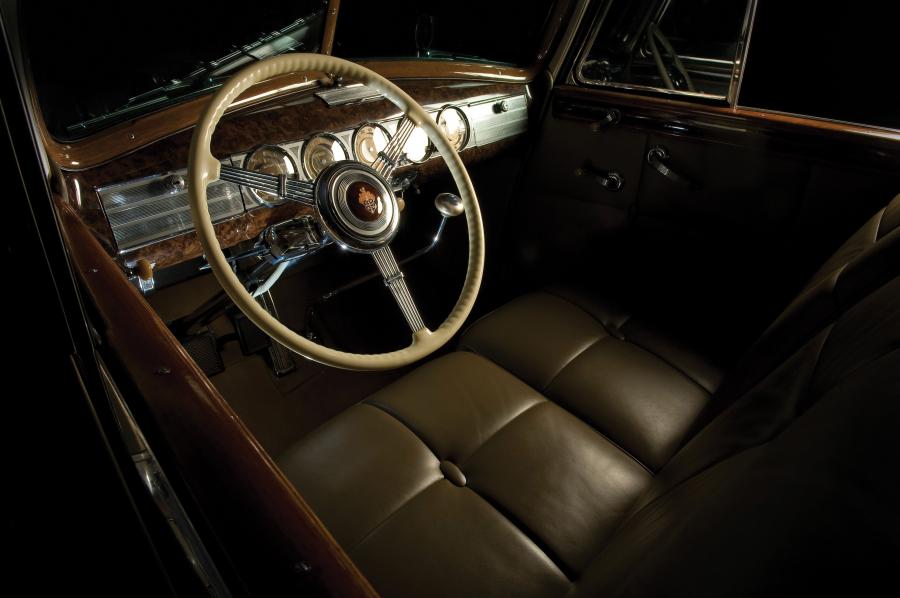 Интерьер Packard Twelve Coupe Roadster 1938 года  (фото 9 из 12)